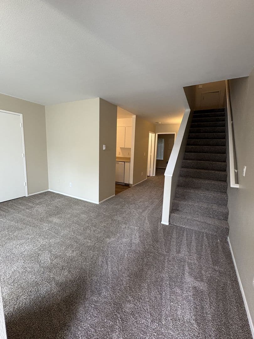 Hillcrest Apartments (998) 7 of 9