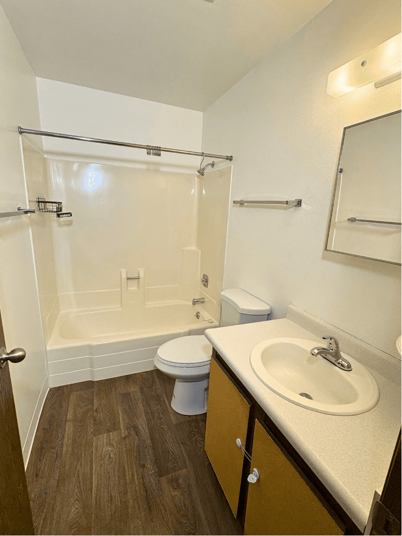 Hillcrest Apartments (998) 7 of 8