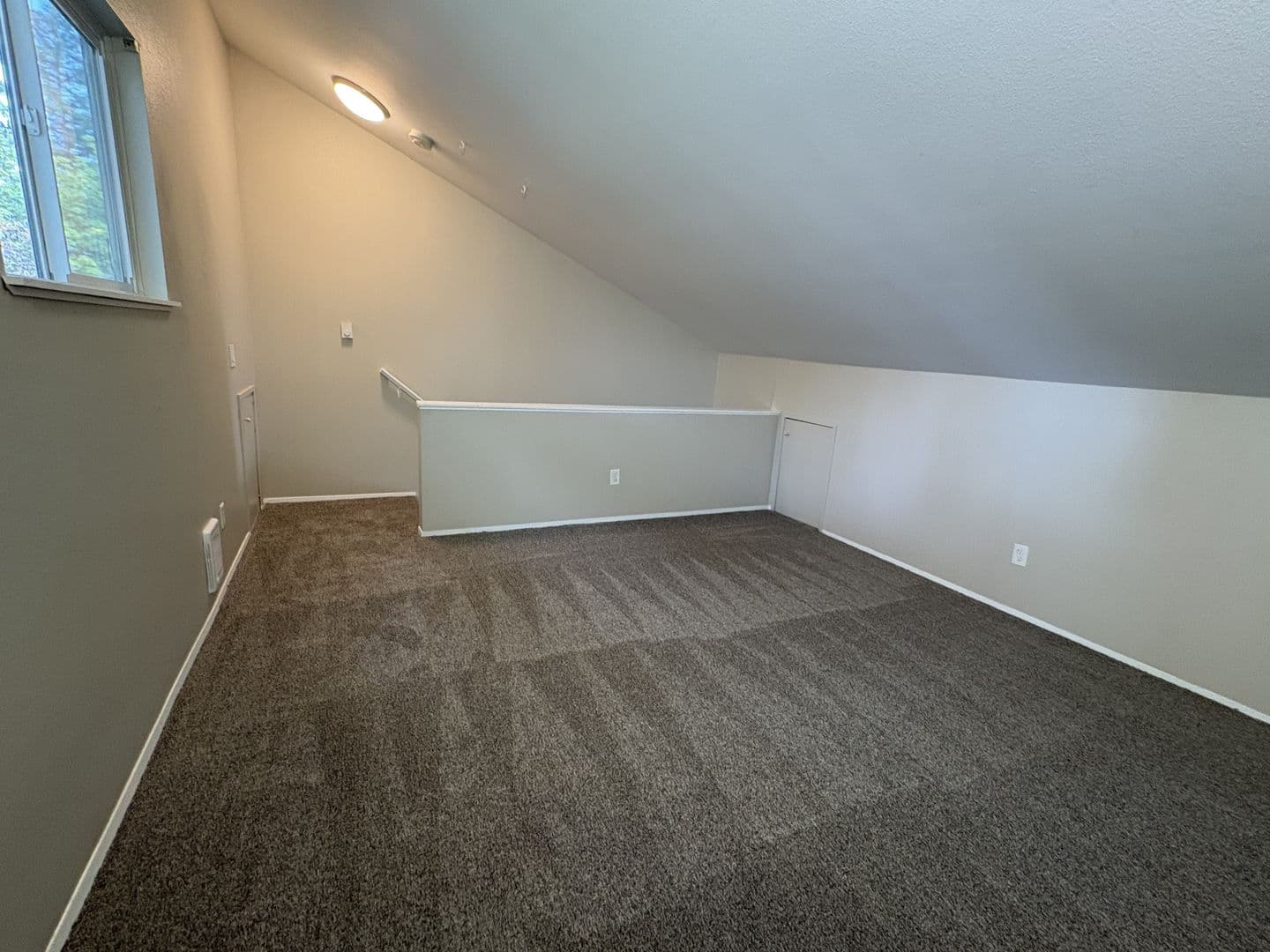 Hillcrest Apartments (998) 8 of 9