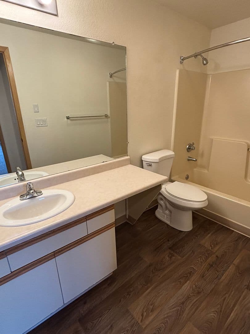 Oakridge Apartments (987) 6 of 11