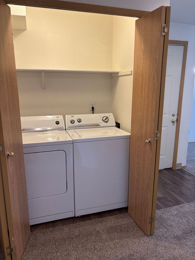 Oakridge Apartments (987) 7 of 12