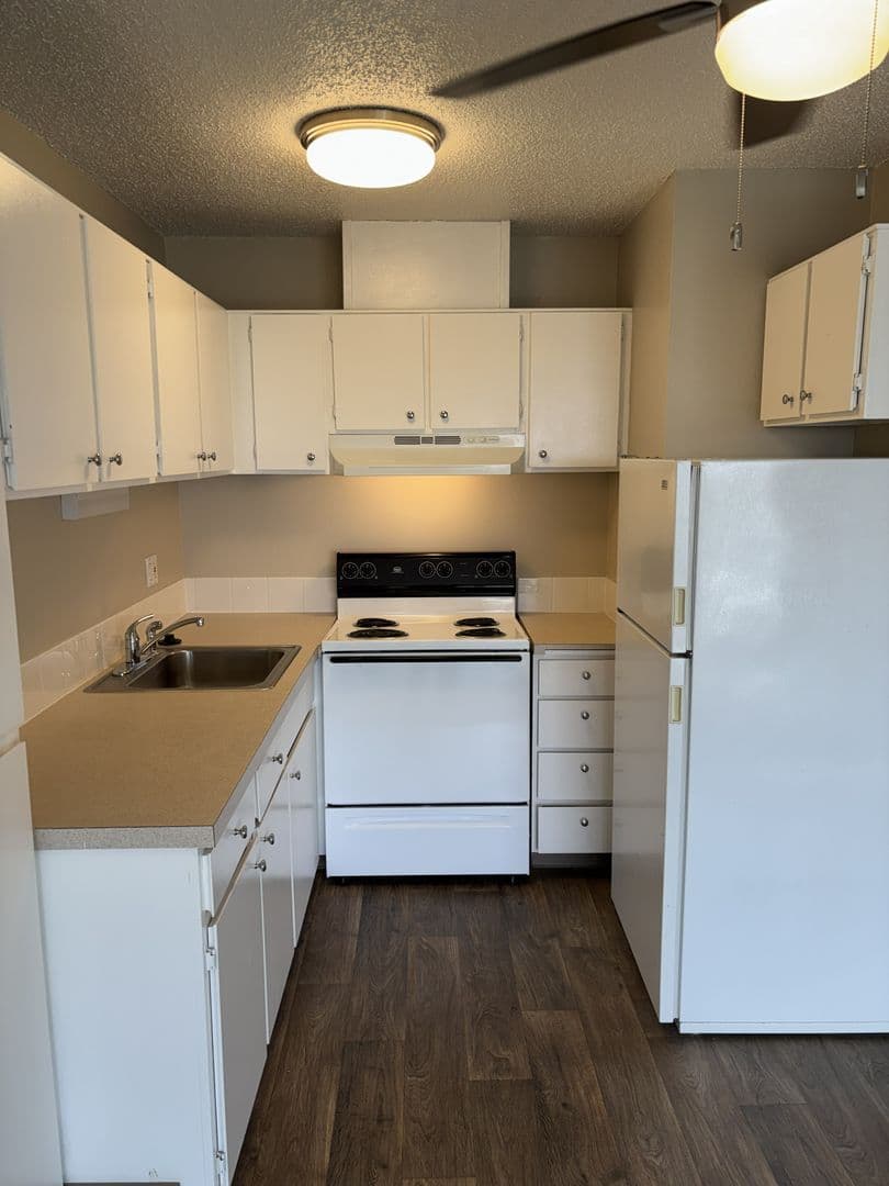 Hilltop House Apts. (996) 6 of 12
