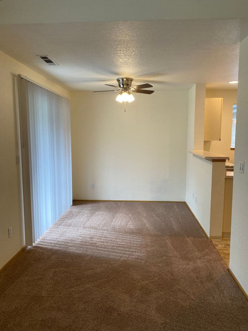 Oakridge Apartments (987) 3 of 14
