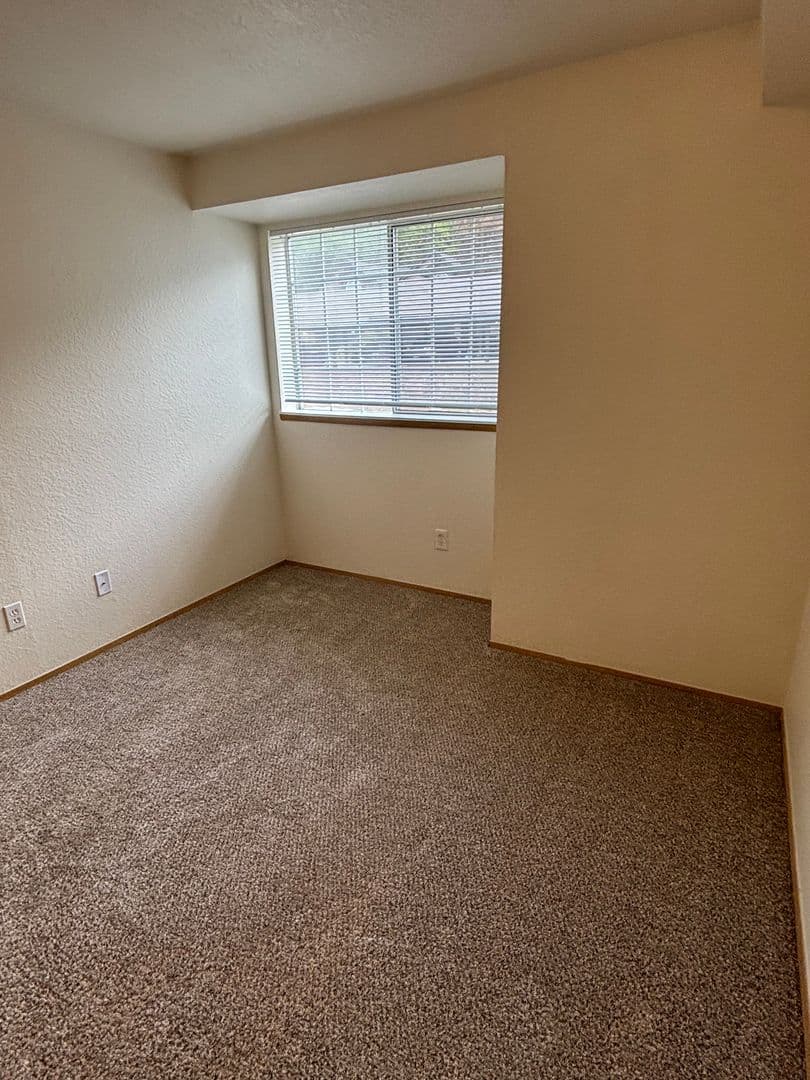 Oakridge Apartments (987) 8 of 14