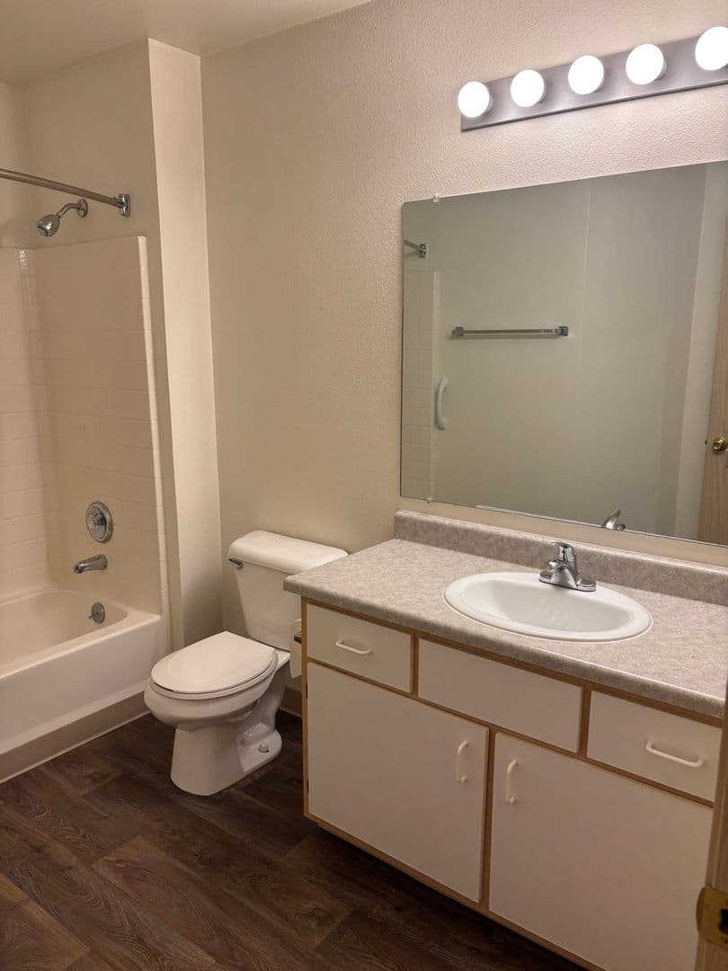 Oakridge Apartments (987) 5 of 9