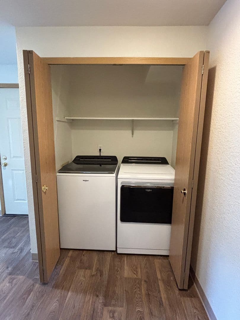 Oakridge Apartments (987) 5 of 14