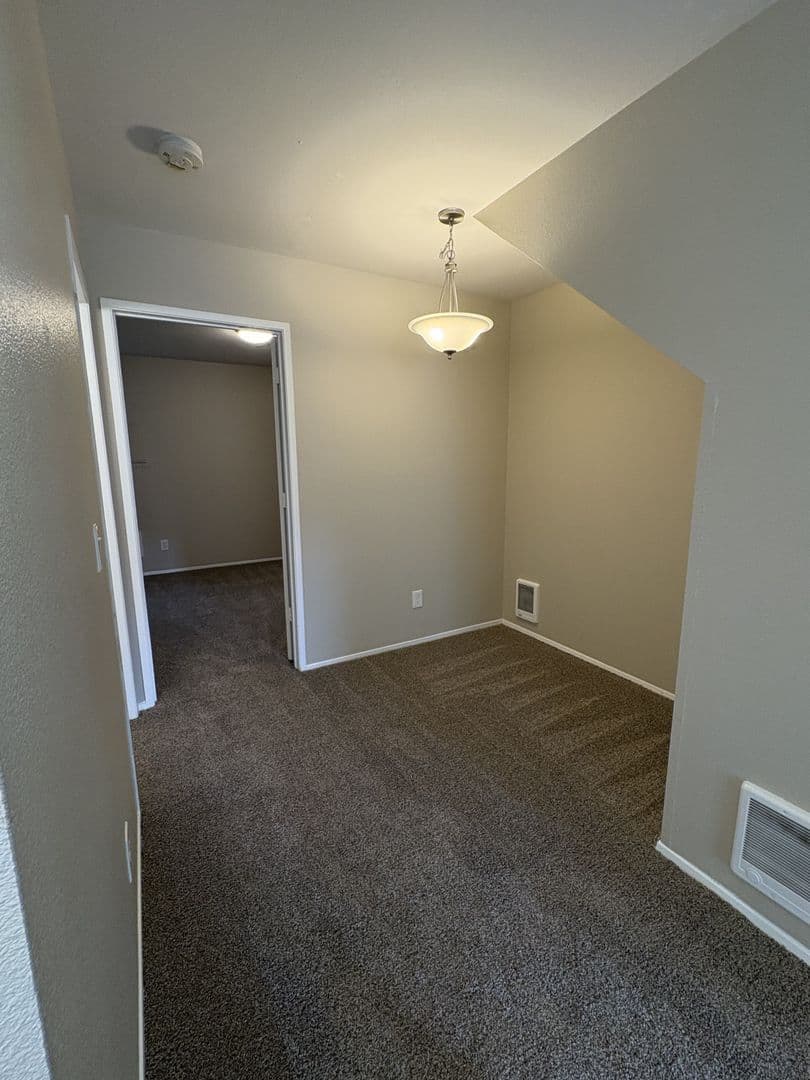 Hillcrest Apartments (998) 5 of 9