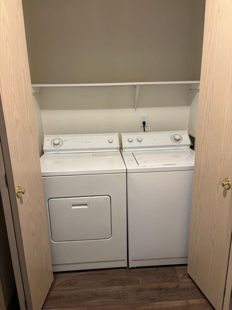 Oakridge Apartments (987) 4 of 9