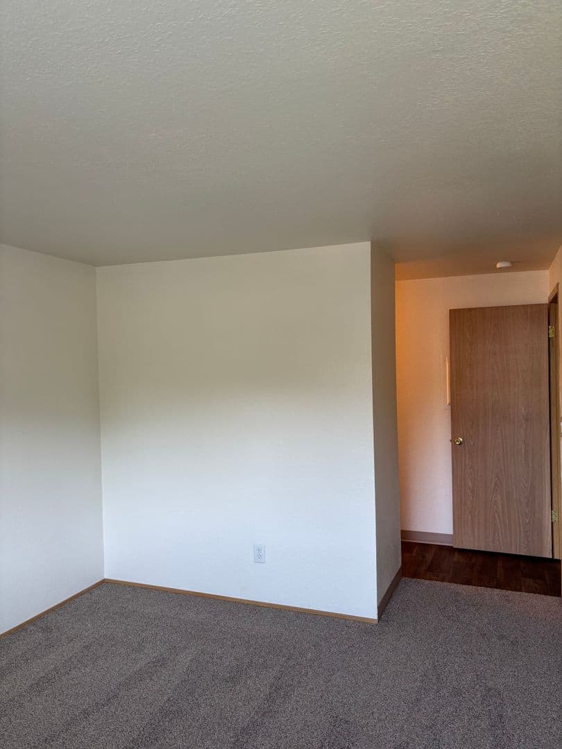 Oakridge Apartments (987) 10 of 11