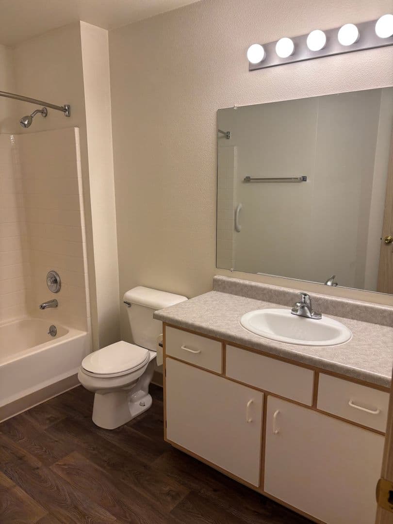 Oakridge Apartments (987) 6 of 9