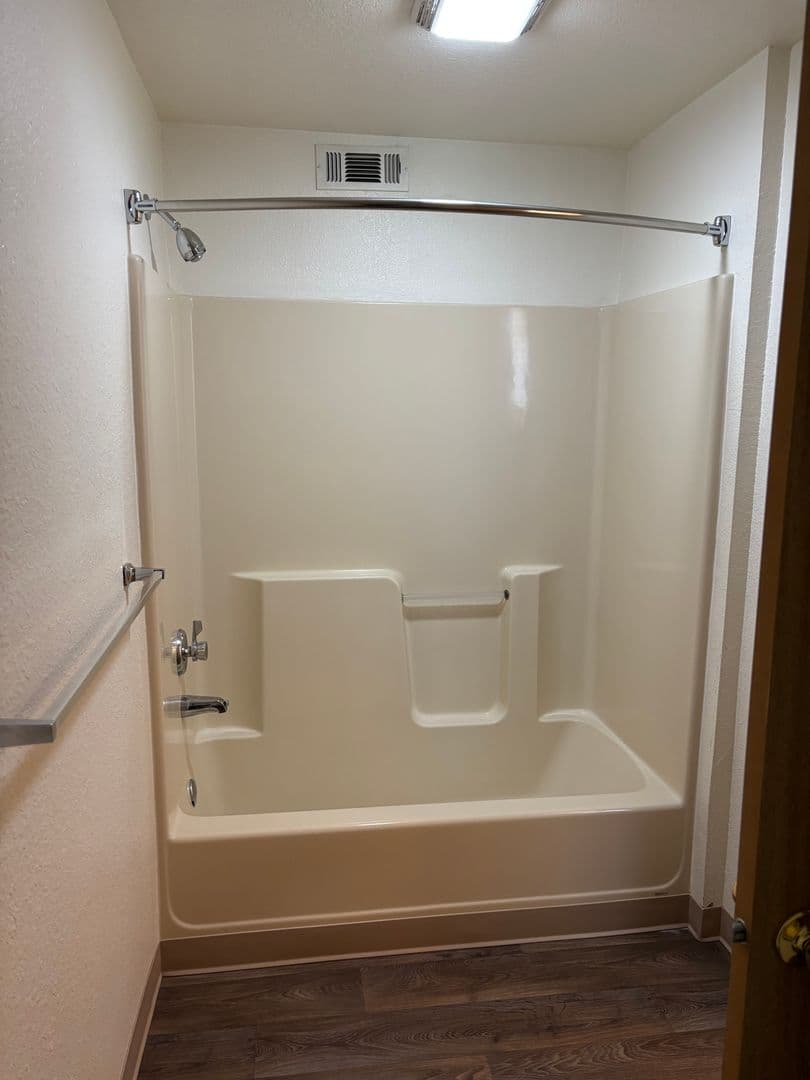 Oakridge Apartments (987) 10 of 12
