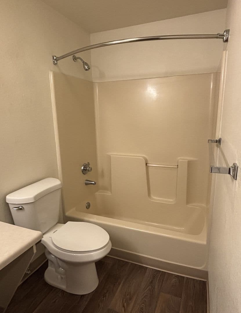 Oakridge Apartments (987) 6 of 10