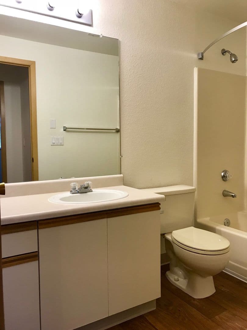 Oakridge Apartments (987) 6 of 14
