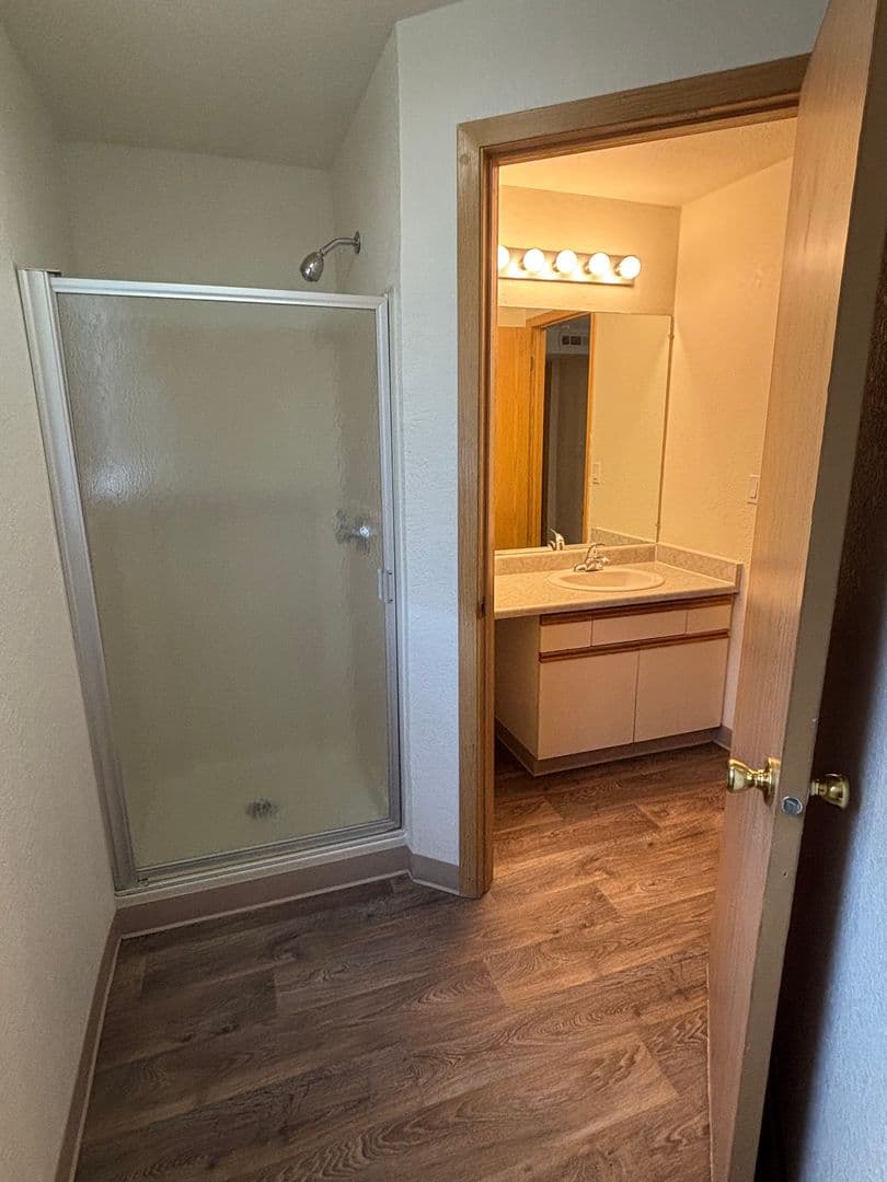 Oakridge Apartments (987) 13 of 14