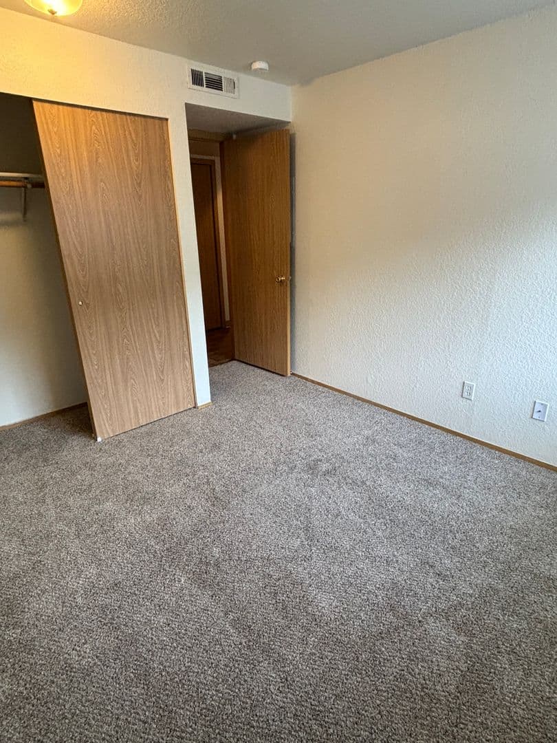 Oakridge Apartments (987) 10 of 14
