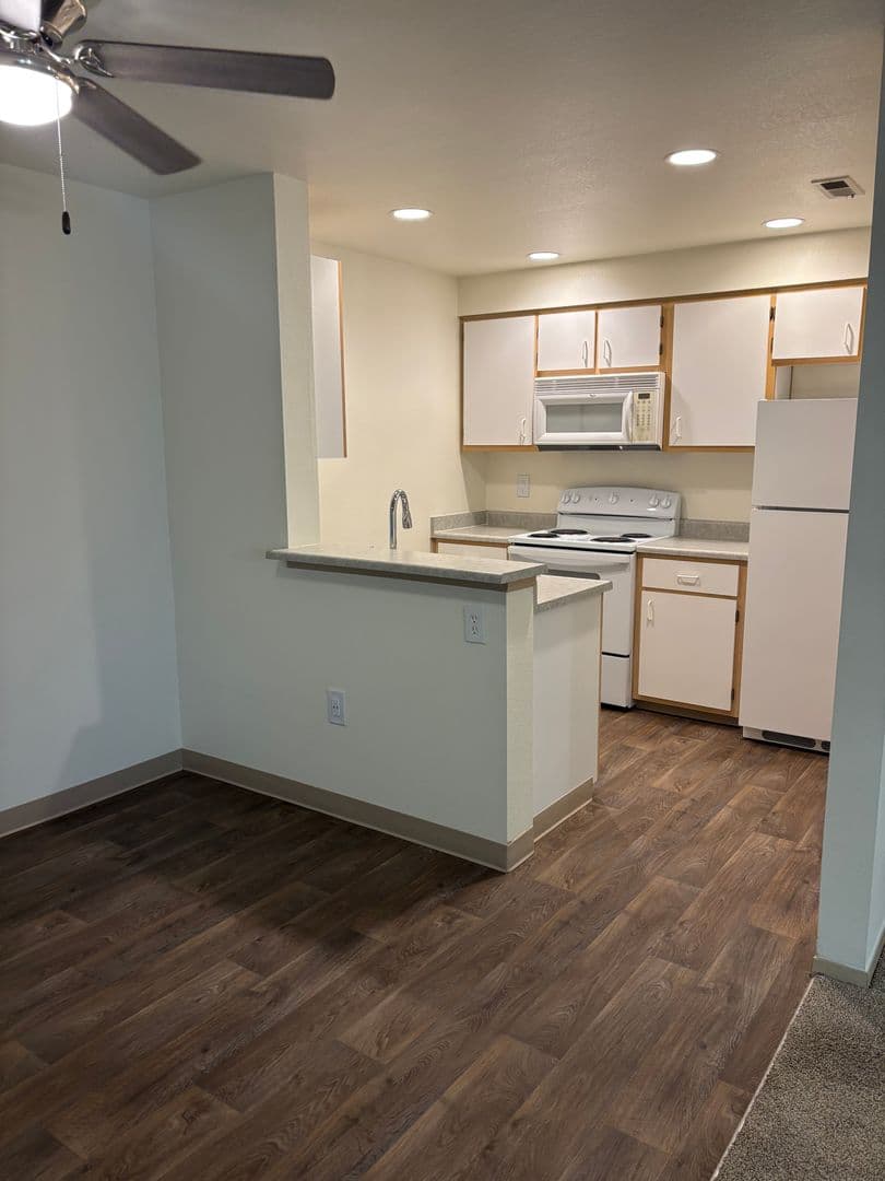 Oakridge Apartments (987) 1 of 9