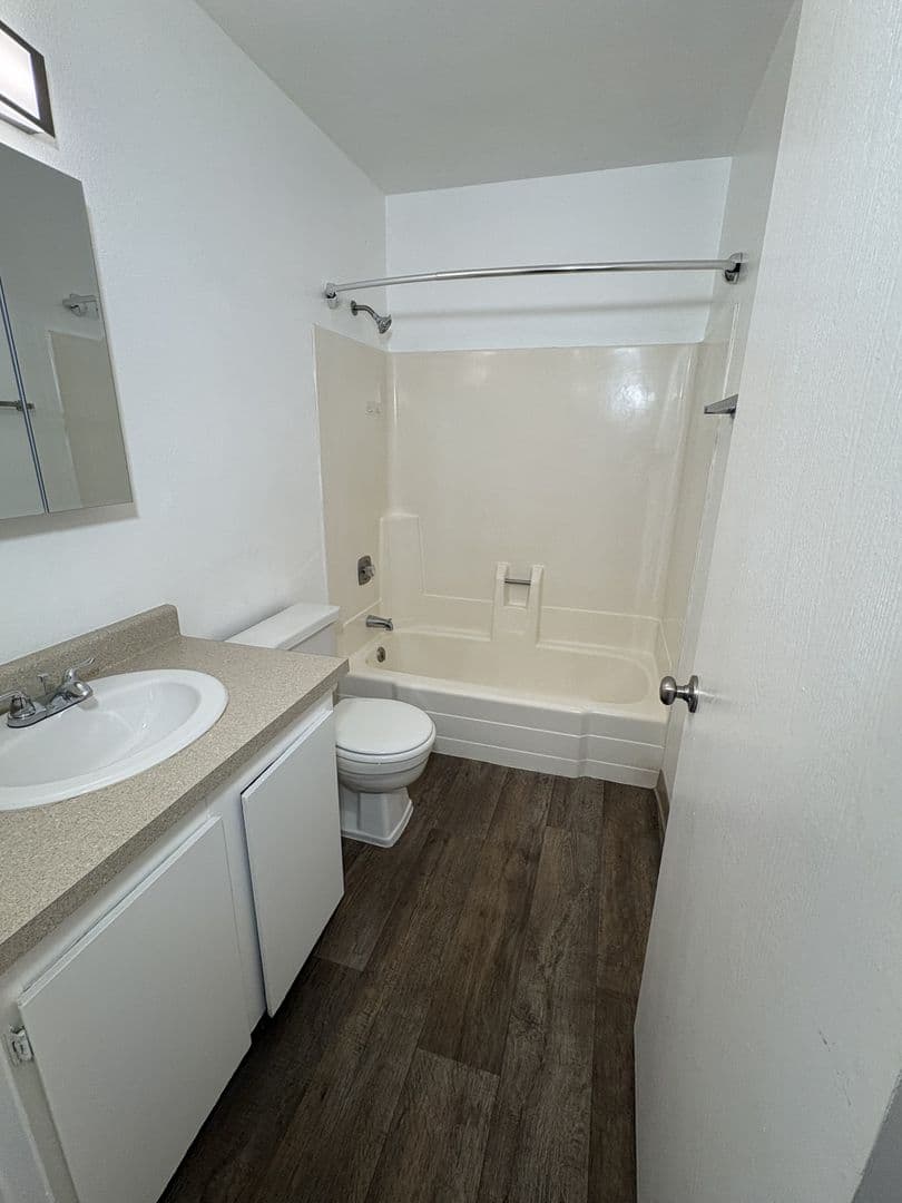 Hillcrest Apartments (998) 4 of 9