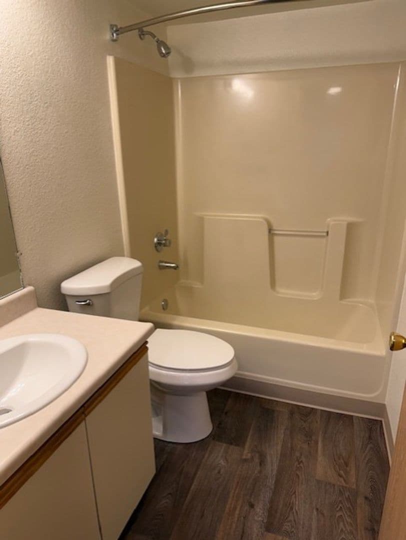 Oakridge Apartments (987) 5 of 11
