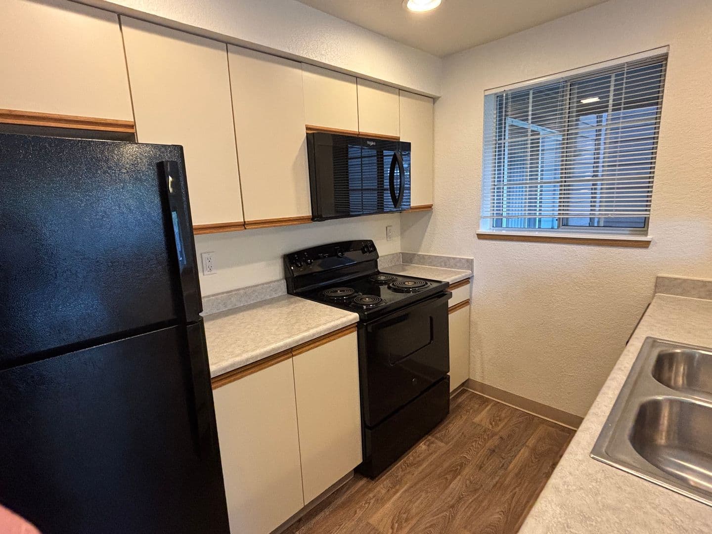 Oakridge Apartments (987) 2 of 14