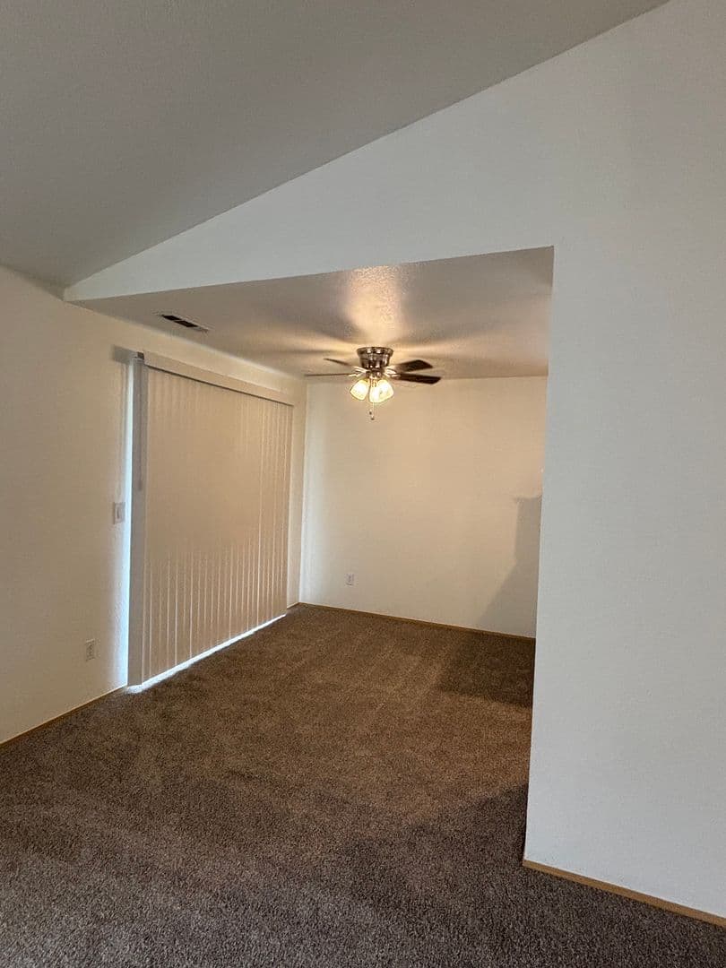 Oakridge Apartments (987) 3 of 11