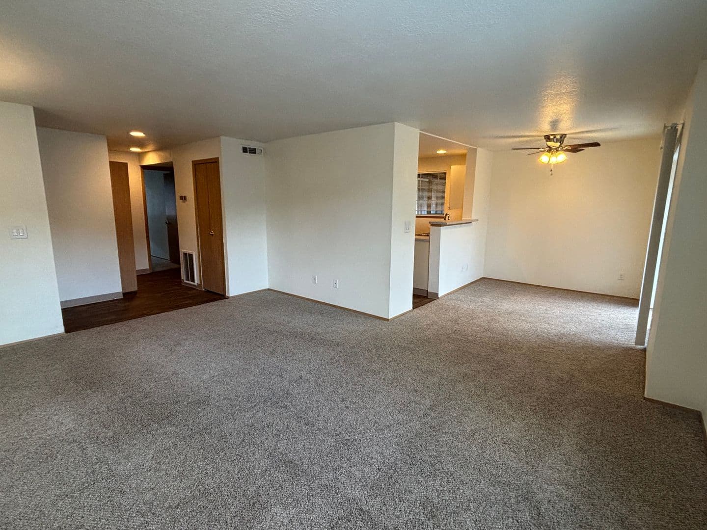 Oakridge Apartments (987) 2 of 14