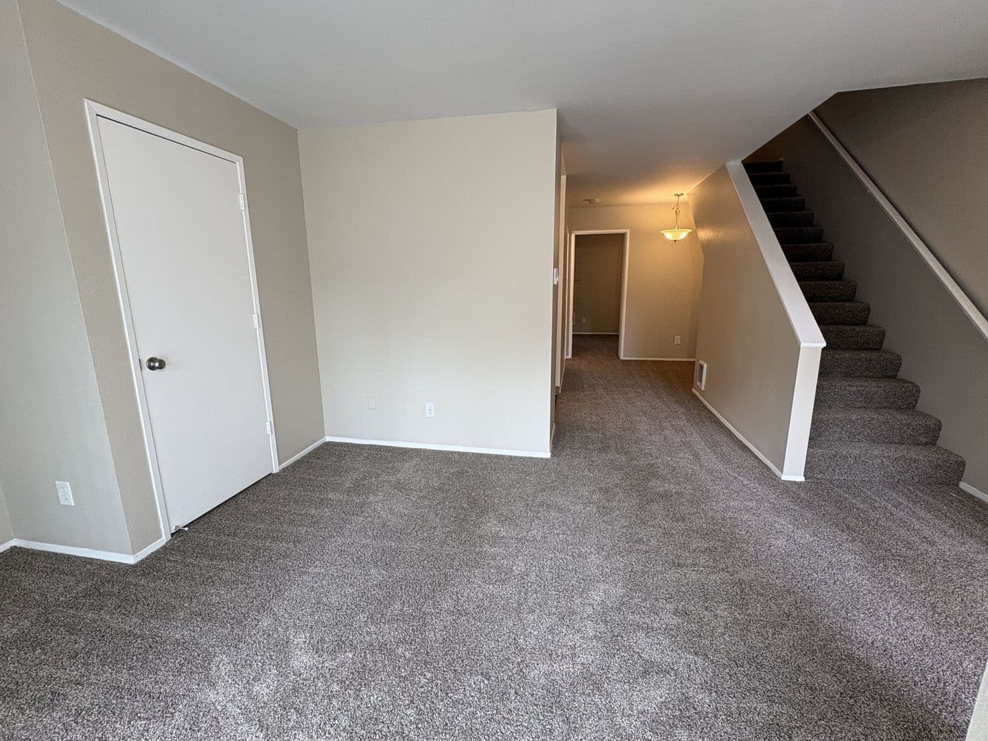 Hillcrest Apartments (998) 2 of 9
