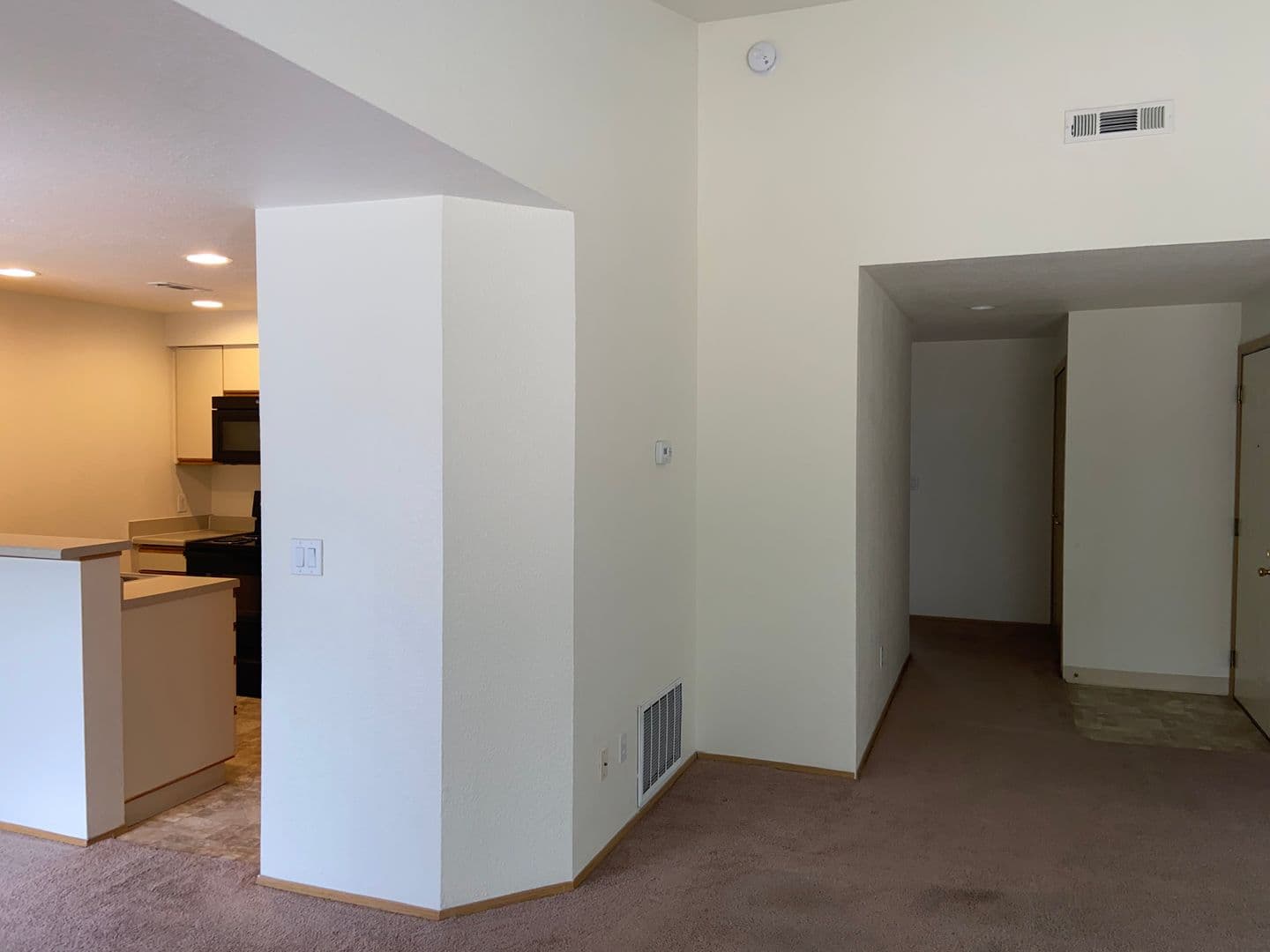Oakridge Apartments (987) 1 of 9