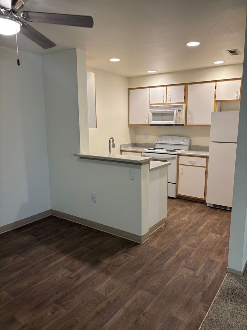 Oakridge Apartments (987) 2 of 9