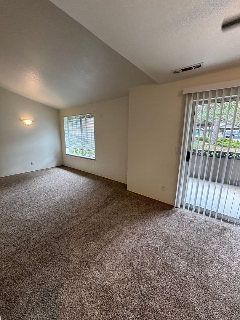 Oakridge Apartments (987) 5 of 12