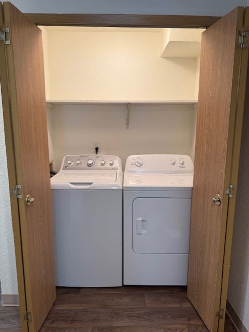 Oakridge Apartments (987) 8 of 12