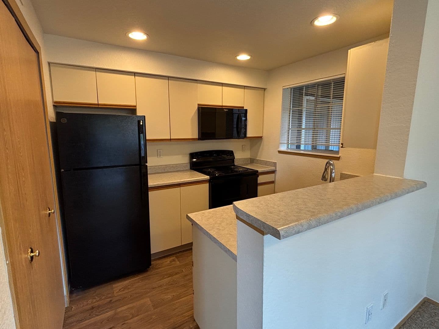 Oakridge Apartments (987) 1 of 8