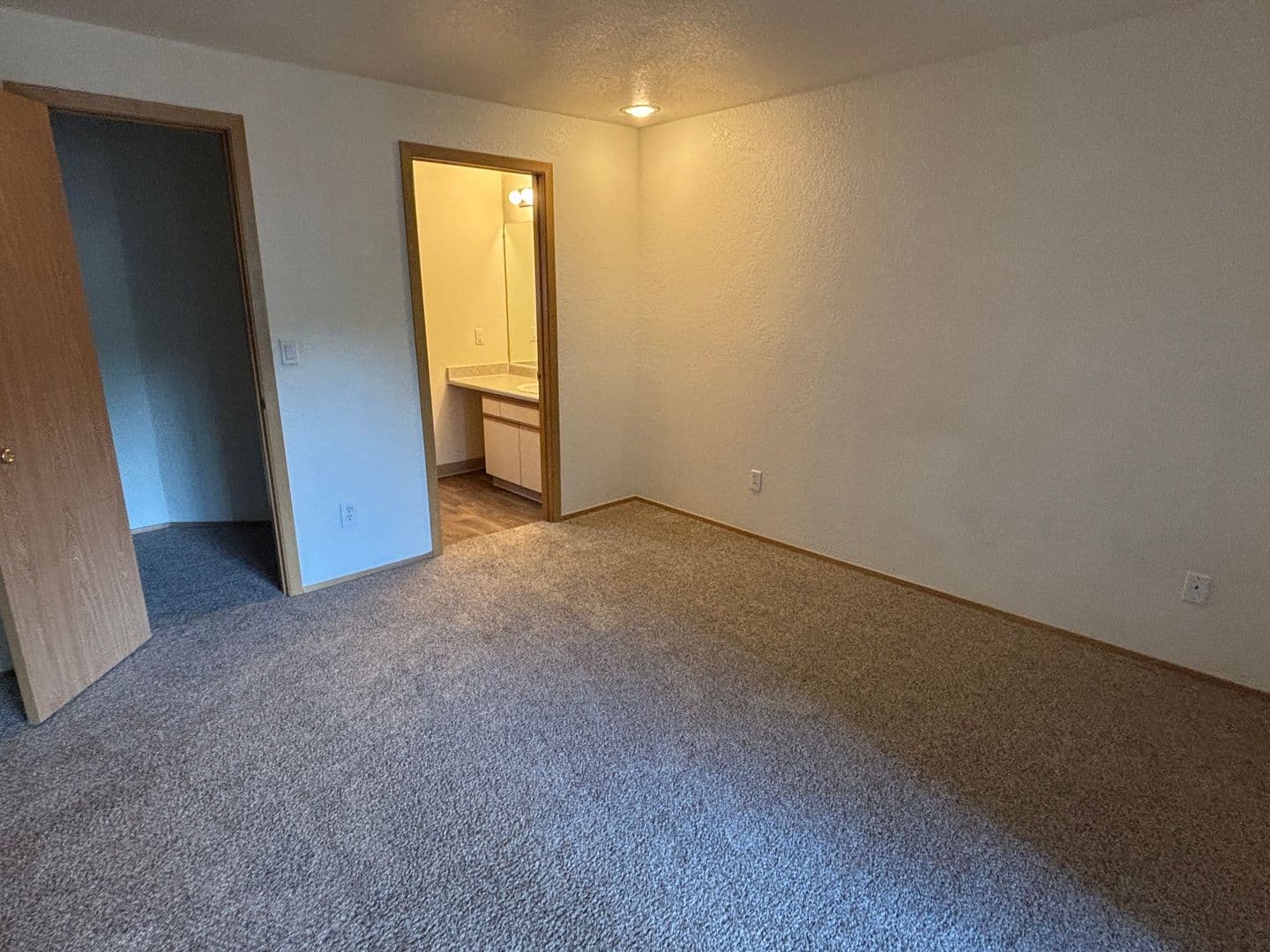 Oakridge Apartments (987) 12 of 14