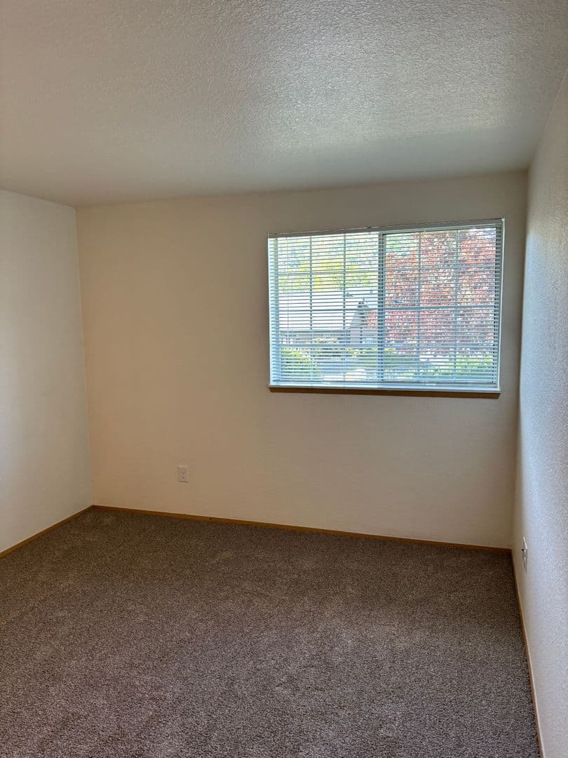 Oakridge Apartments (987) 8 of 11