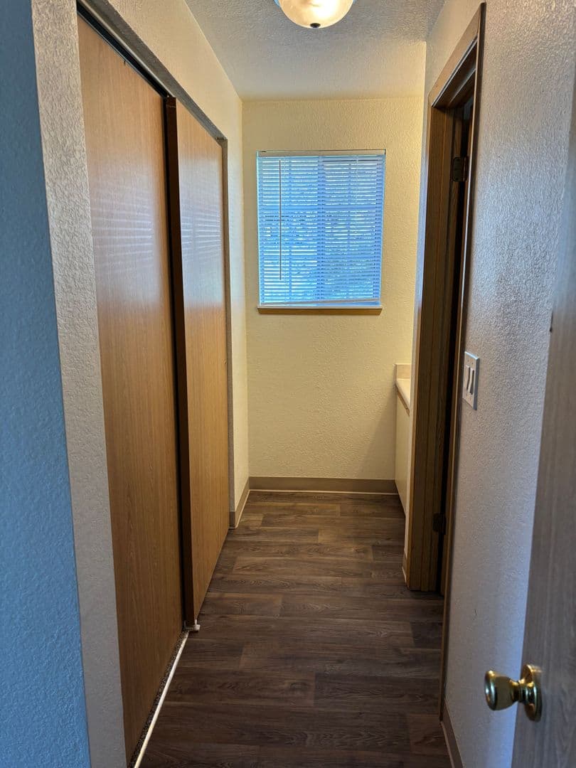 Oakridge Apartments (987) 9 of 11