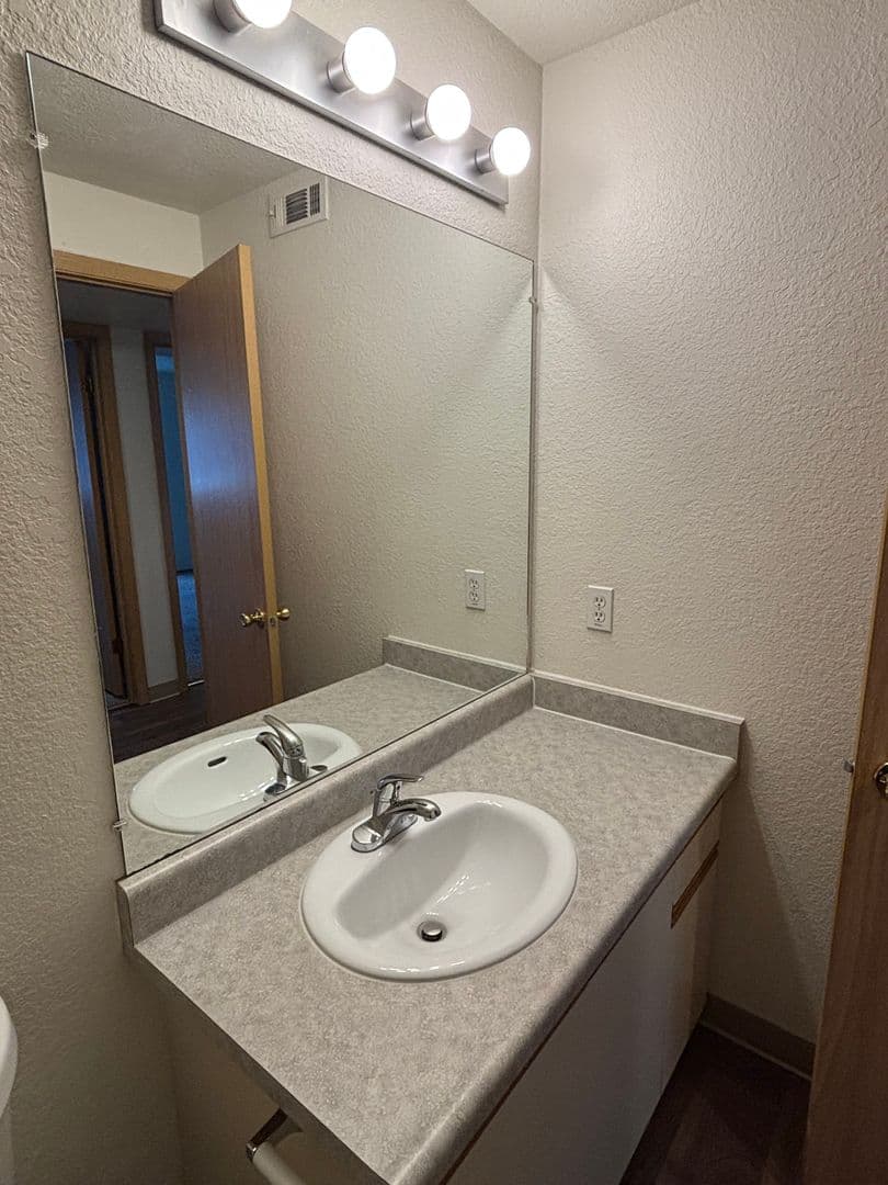 Oakridge Apartments (987) 14 of 14