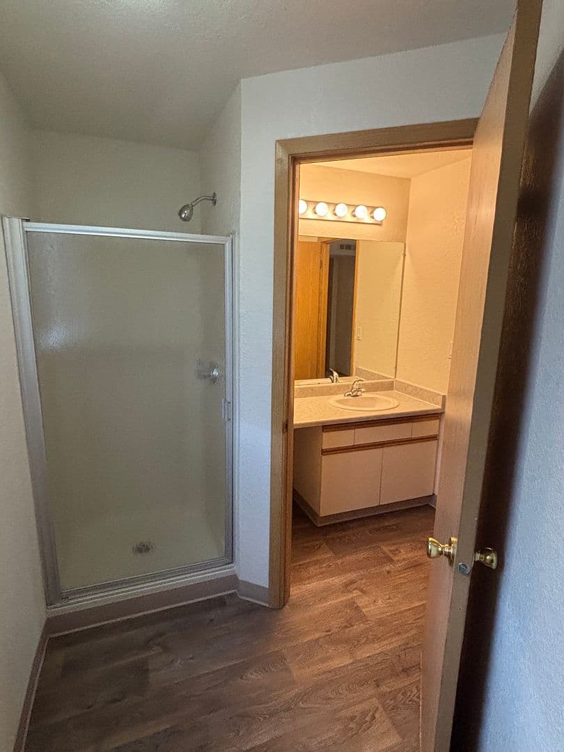 Oakridge Apartments (987) 13 of 14