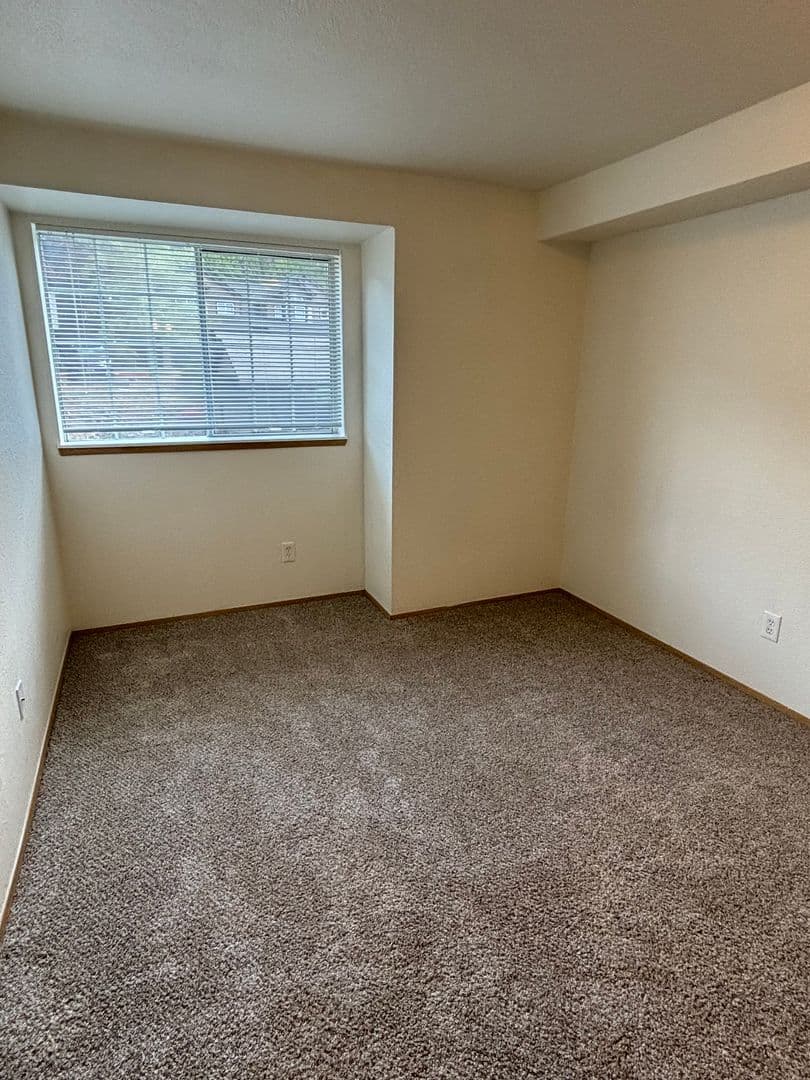 Oakridge Apartments (987) 8 of 14