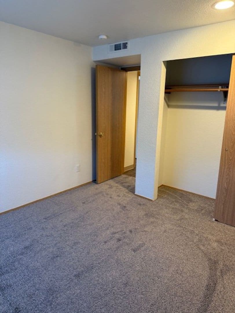 Oakridge Apartments (987) 5 of 12