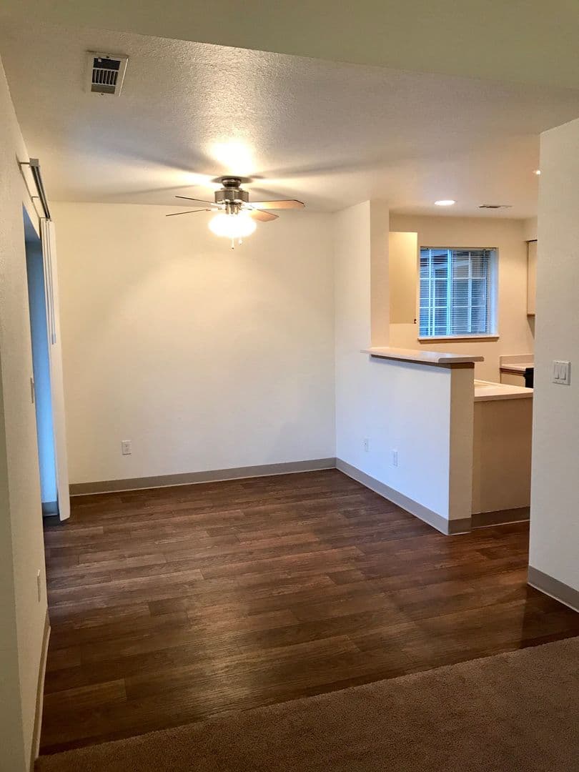 Oakridge Apartments (987) 4 of 14