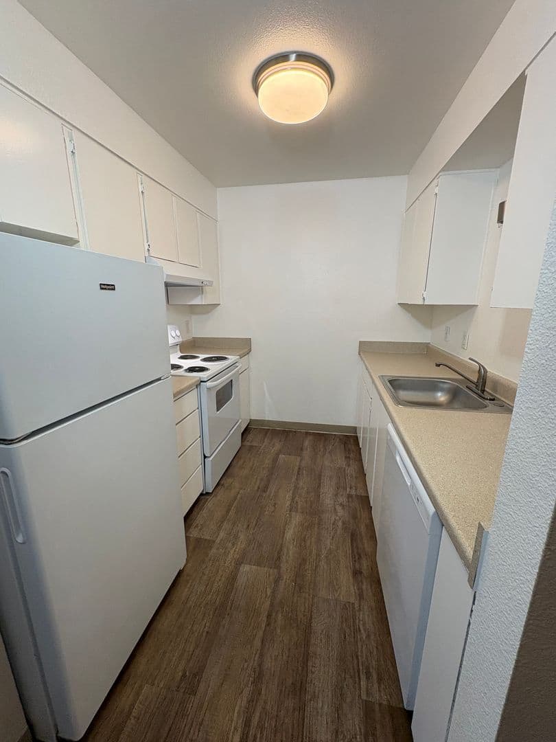 Hillcrest Apartments (998) 3 of 9