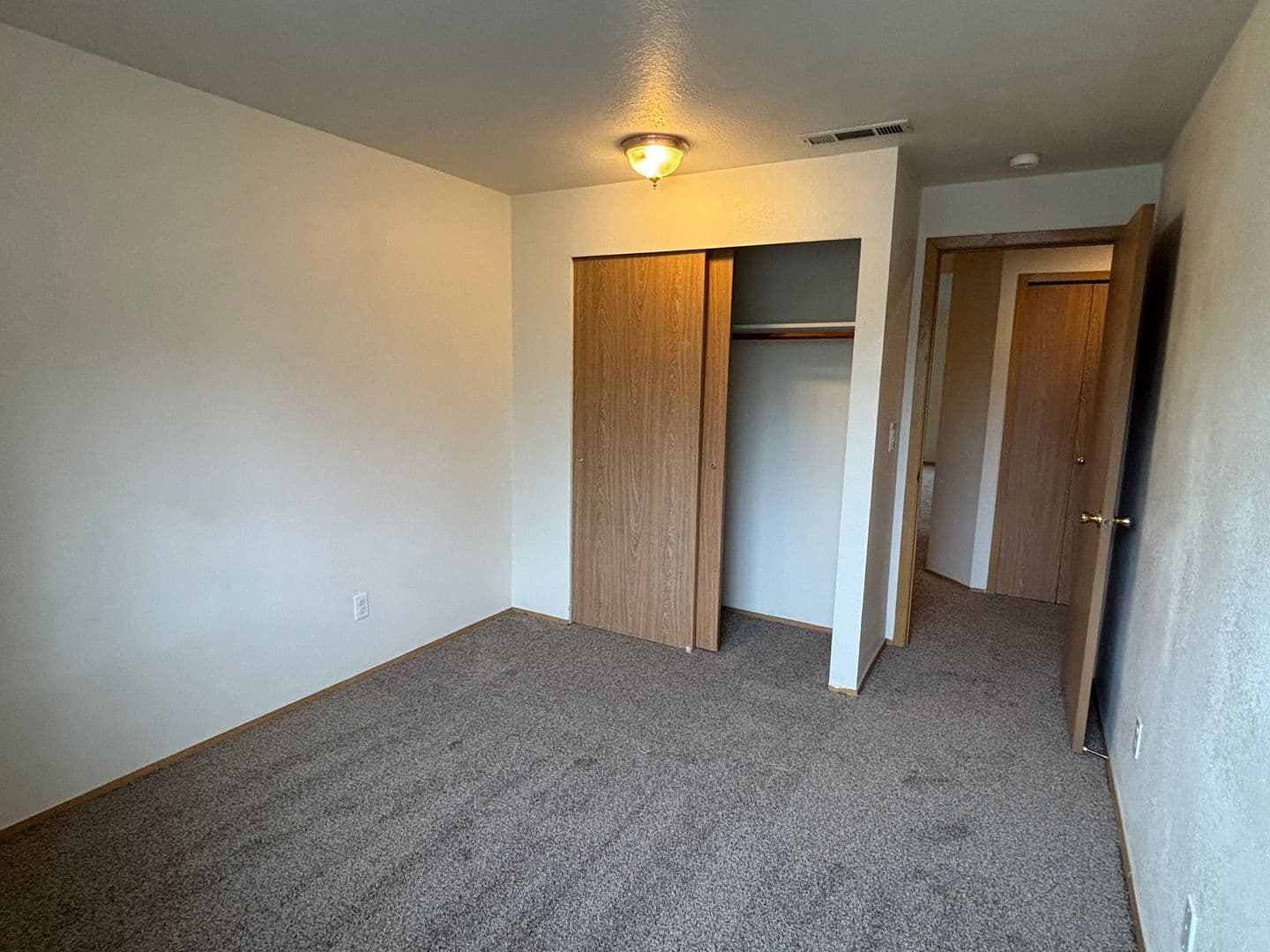 Oakridge Apartments (987) 9 of 12