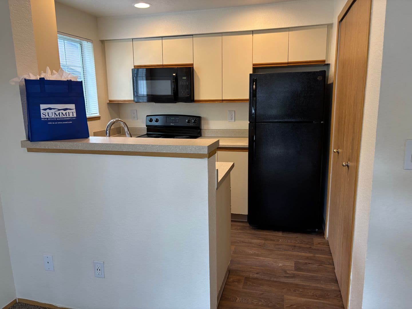 Oakridge Apartments (987) 1 of 11