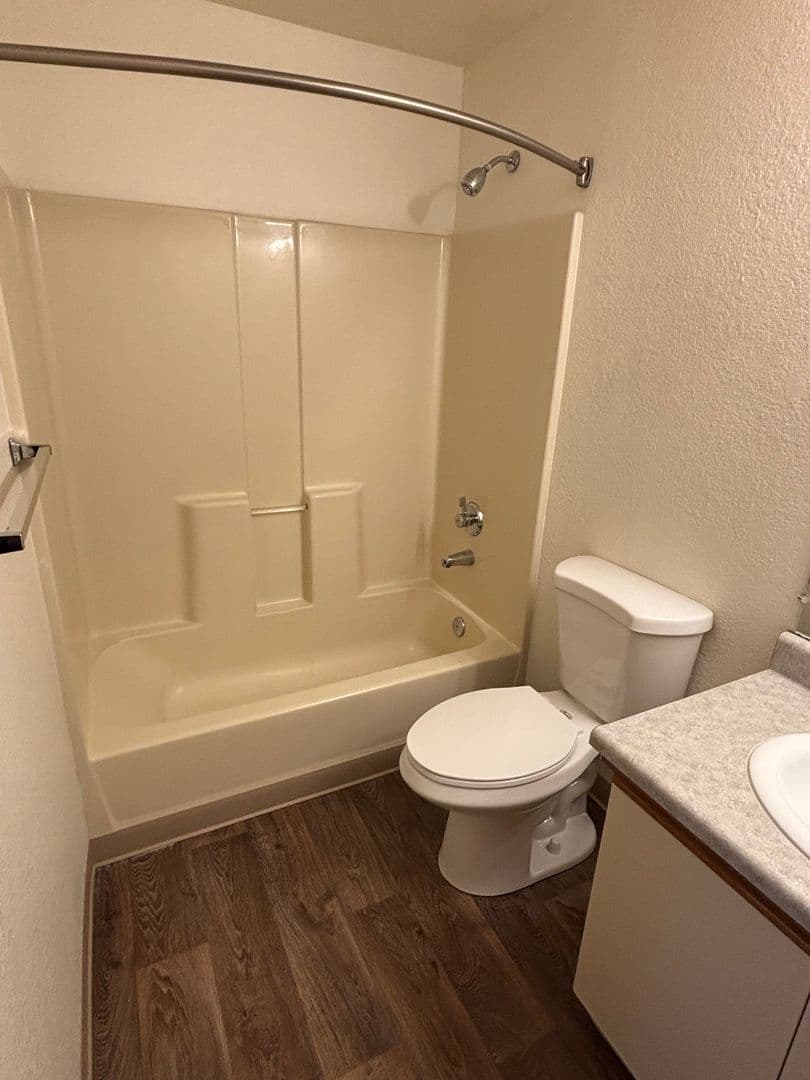 Oakridge Apartments (987) 6 of 14