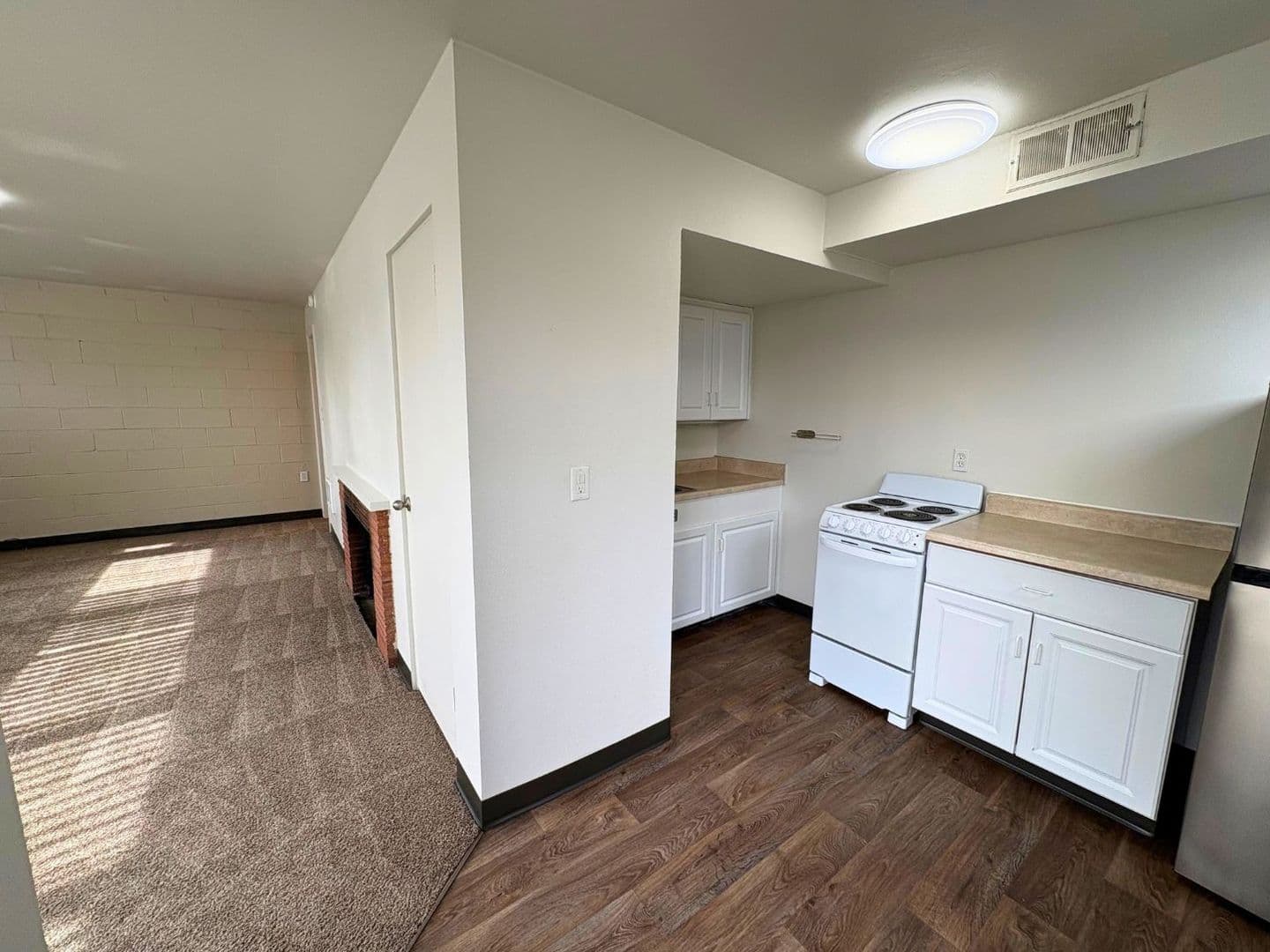 Hilltop House Apts. (996) 3 of 6