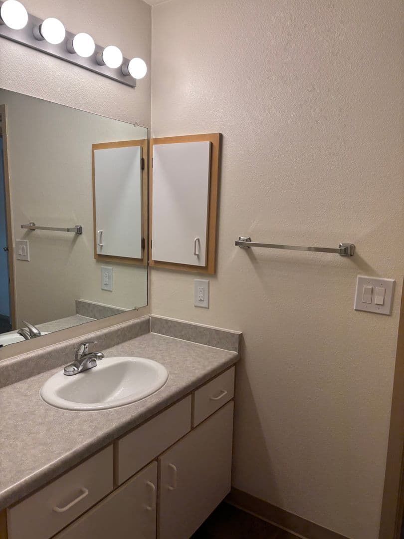 Oakridge Apartments (987) 6 of 9