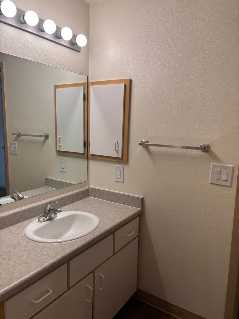 Oakridge Apartments (987) 7 of 9