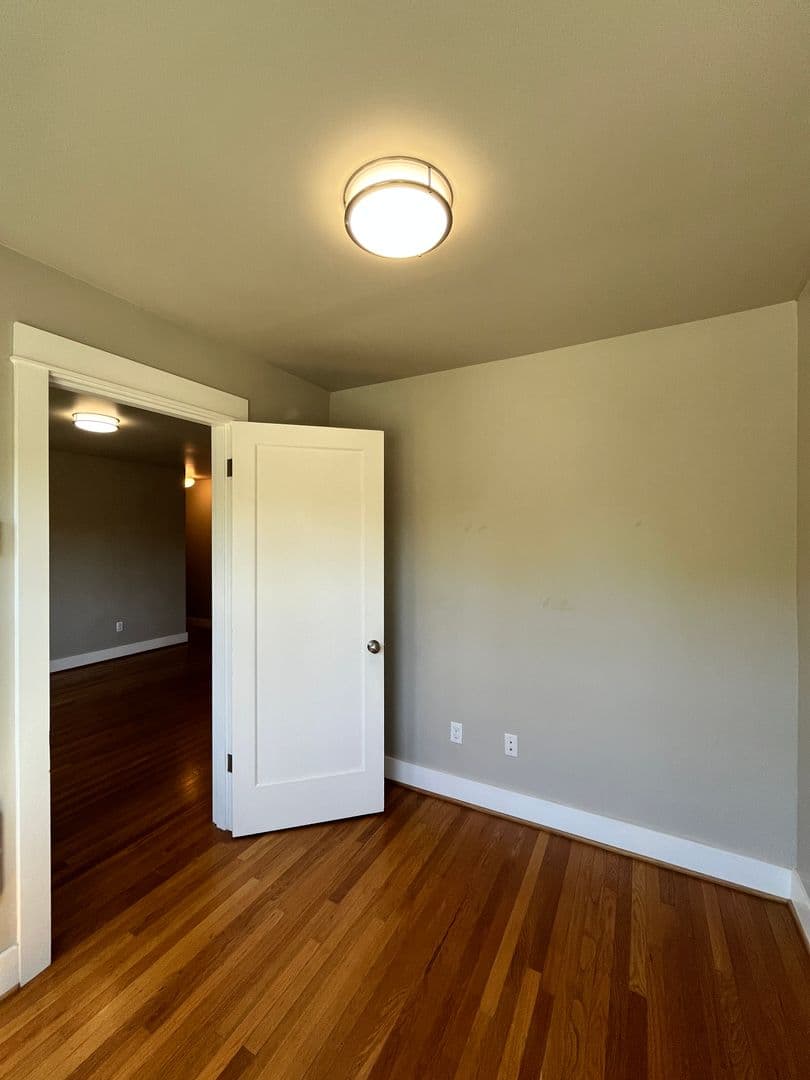 Large / Close-In 1 Bedroom w/Bonus Room! Hardwood Floor, Private Storage, Washer/Dryer & Pet Friendly! 12 of 21