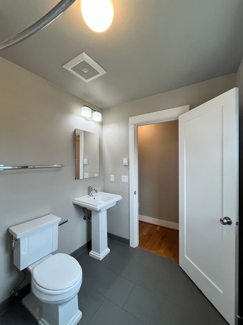 Large / Close-In 1 Bedroom w/Bonus Room! Hardwood Floor, Private Storage, Washer/Dryer & Pet Friendly! 19 of 21