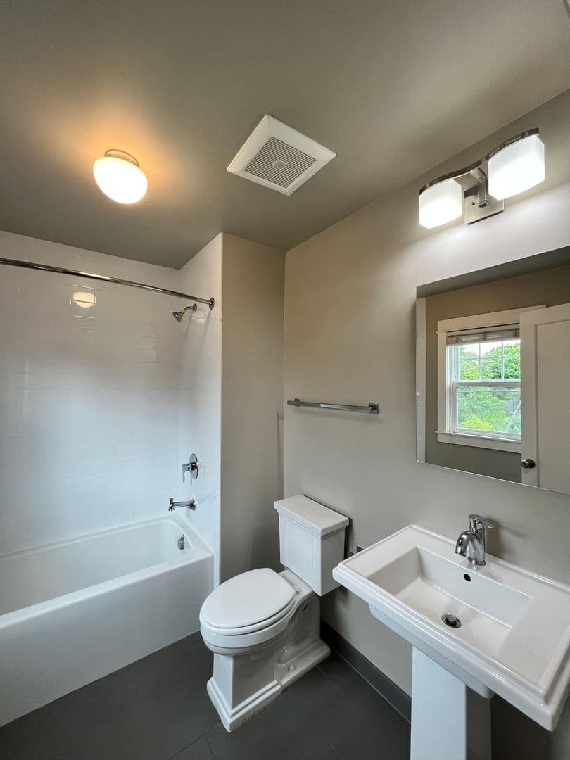 Large / Close-In 1 Bedroom w/Bonus Room! Hardwood Floor, Private Storage, Washer/Dryer & Pet Friendly! 18 of 21