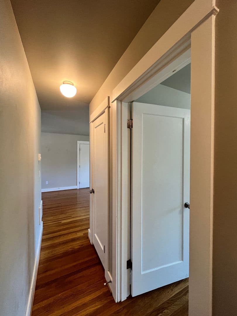 Large / Close-In 1 Bedroom w/Bonus Room! Hardwood Floor, Private Storage, Washer/Dryer & Pet Friendly! 13 of 21